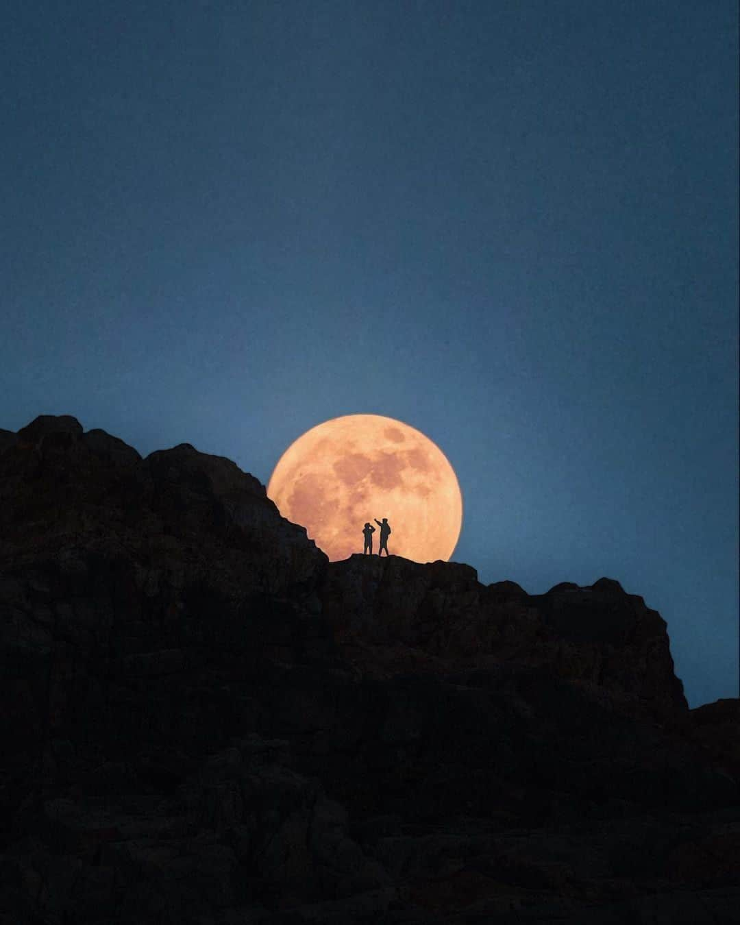 Discover Earthさんのインスタグラム写真 - (Discover EarthInstagram)「Full moon.. "Moonrise, Hong Kong 🇭🇰 Last weekend, @vanesamimiwong , @hugo.visuals  and I set out on a mission - to capture the full moon rise over Cape D’Aguilar. Zoomed in at 600mm on a windy day, whilst shouting down the phone to Hugo telling him exactly where to stand, we finally captured the breathtaking moment.  Don’t you just love random adventures like this?"  #discoverhongkong🇭🇰 with @leemumfordphotography   . . . . .  #instamoon  #ig_moon  #ig_moons  #halfmoon  #moonrocks  #moonlovers  #moonshine  #goodnightmoon  #moonphases  #lunas  #ig_moonshots  #newmoon  #mooney  #moonlight  #moon  #fullmoon  #luna  #lunar  #moonrise  #themoon  #nightsky ​#hongkong ​#hk ​#hkig ​#discoverhongkong ​#香  #stars  #nighttime」11月15日 1時00分 - discoverearth