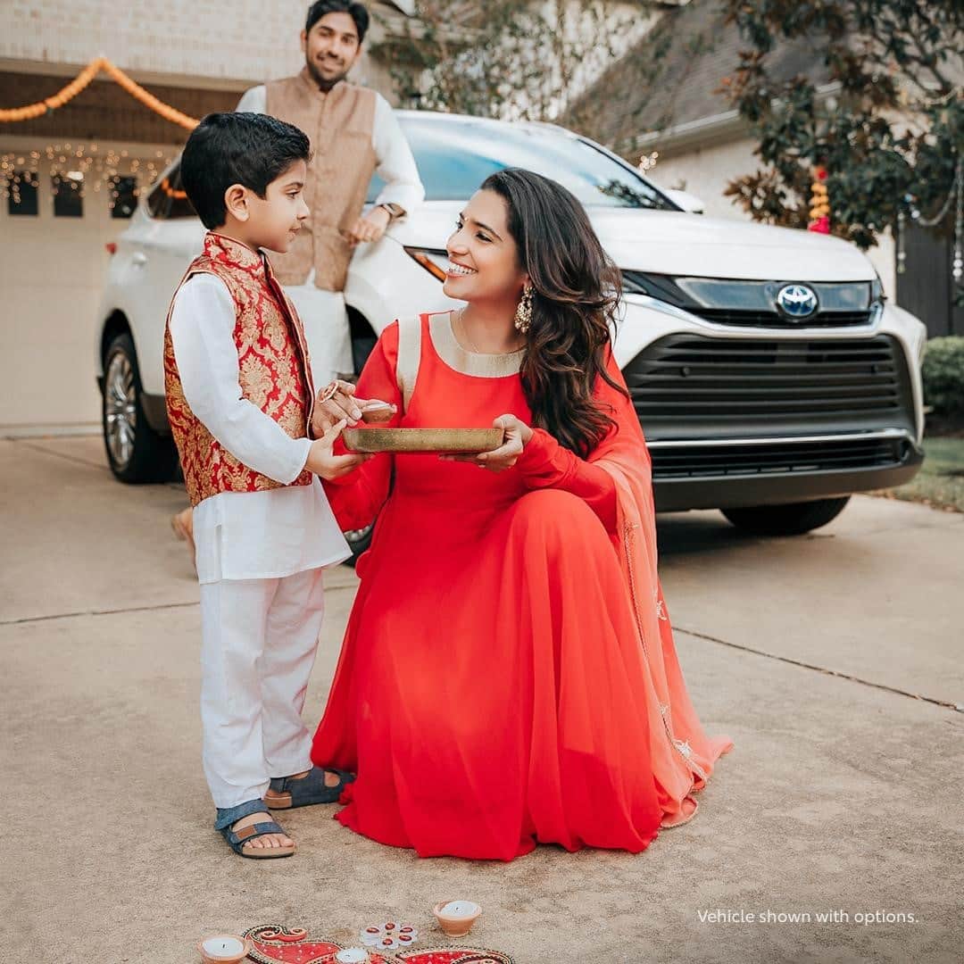 toyotausaさんのインスタグラム写真 - (toyotausaInstagram)「Weekend mood: Sweets, smiles, and a lot of style. #Diwali #Venza #LetsGoPlaces」11月15日 1時00分 - toyotausa