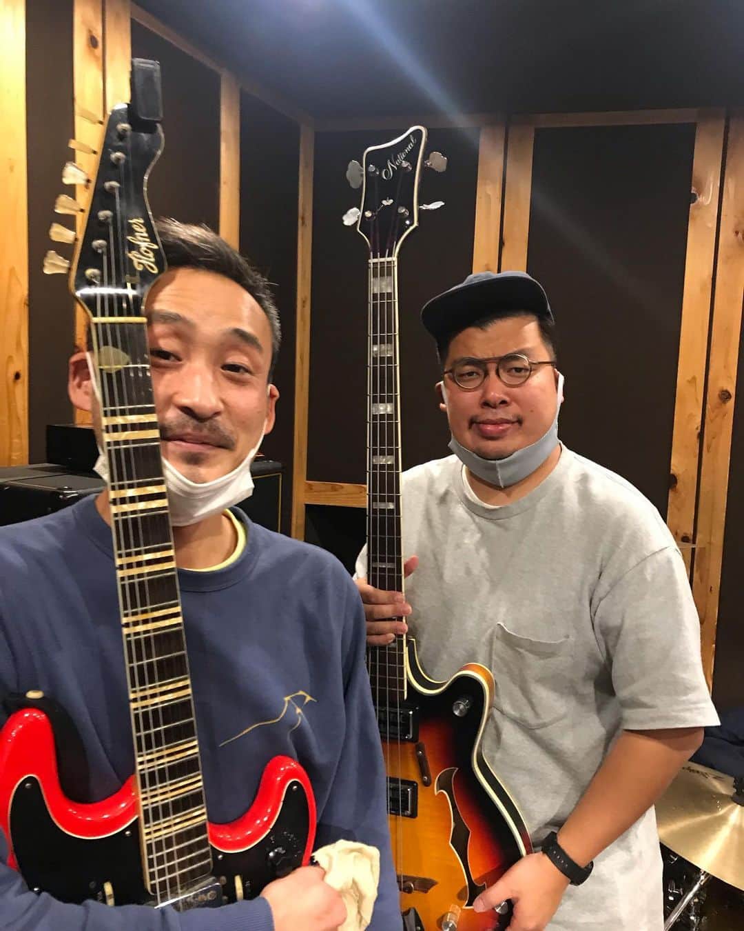 モッチェ 永井さんのインスタグラム写真 - (モッチェ 永井Instagram)「ここんとこサイキン。﻿ ①リン・テ伊藤さんと合奏後にゼロ距離で。たのし〜﻿ ②ムスコと玉蹴り。本当はバレーボールがやりたいこの頃。サーブとか打ちたい！ ③リョータくん企画で100年ぶりに居酒屋へ。ジョゼさん、パッポンさんと食い気味で語らう。時間足りないです。第2回やりましょう！﻿ ④ムスコの晴れ姿。七五三で袴姿。時の流れはアナ早し。うれしくもあり、さみしくもあり。15年後も朗らかで健康でありますように。」11月15日 1時02分 - mocche_nagai