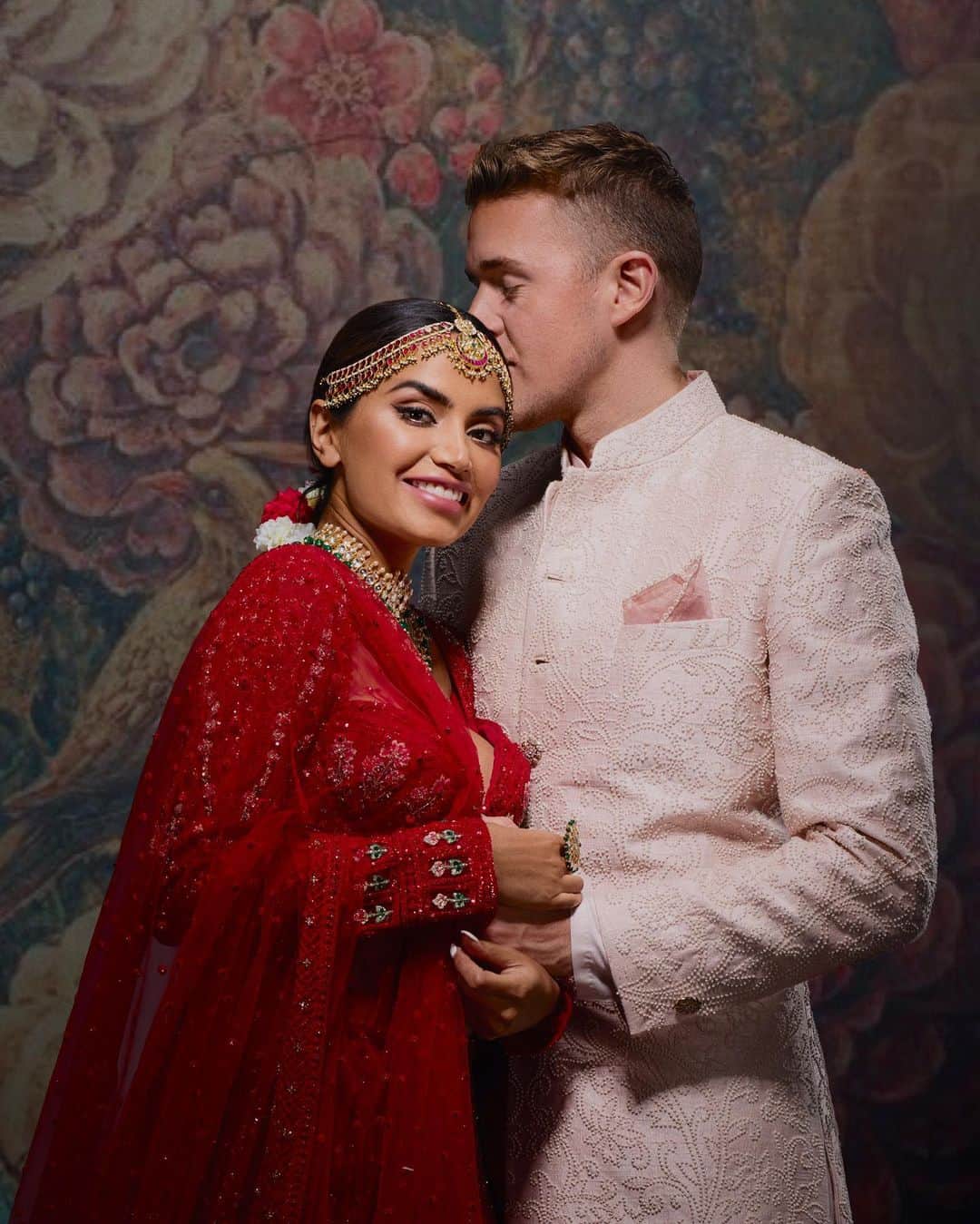 Diipa Büller-Khoslaのインスタグラム：「Happy #Diwali from ours to yours! 🥰  Despite this hell of a year it’s still important to count our blessings. 🙏🏽 Diwali is a great time to remember all the blessings we still have and share. I am most grateful for family, friends, our health and prospect of beating this virus in the upcoming year so I can get back to hugging people again! 🤗🤗 - Please write down what you are grateful for this Diwali. Will share some of your answers to create a chain of gratitude this festive season. ❤️  Olegs Outfit by @divyammehta」