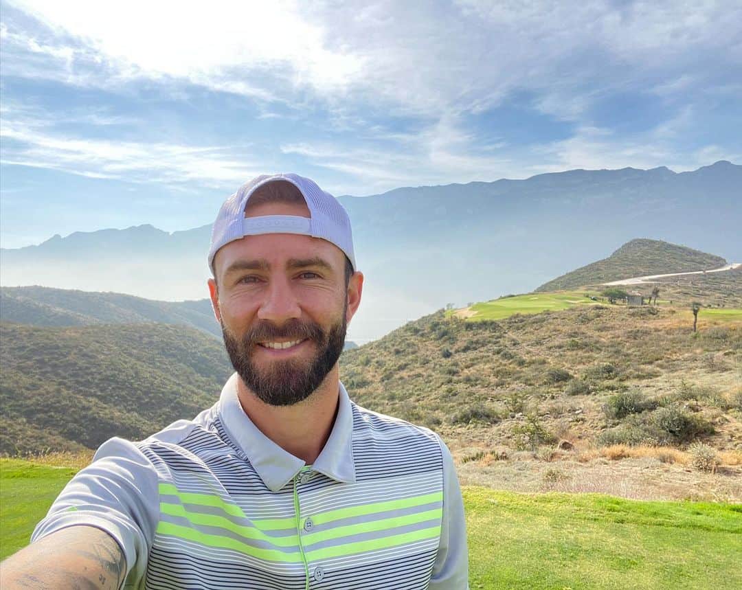 ミゲル・ラジュンのインスタグラム：「Uno de mis más grandes hobbies es el golf 🏌🏼‍♂️  ¿Cuál es el de ustedes?  #adidasgolf」