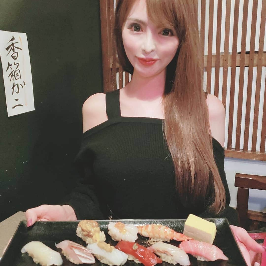 桃瀬えりなのインスタグラム：「お寿司🍣オリスパ❤︎.*  #gourmet #rady #follow #followme #築地 #お寿司 #秀徳2号店 #コース料理 #グルメ #オリスパ #いいね返し #フォロー返し」