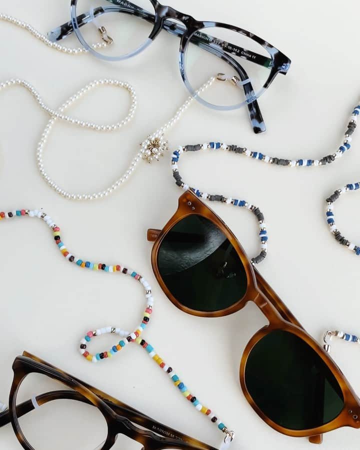 のインスタグラム：「Our new eyewear chains in collaboration with jewelry designer @roxanneassoulin are kind of like a holiday garland...for your frames 🤓 Tap the 🛍 icon to shop all three colors! (🕶👓: Marion in Icecap Tortoise Fade, Toddy in Sequoia Tortoise, and Marion in Oak Barrel from our Winter 2020 collection.)」