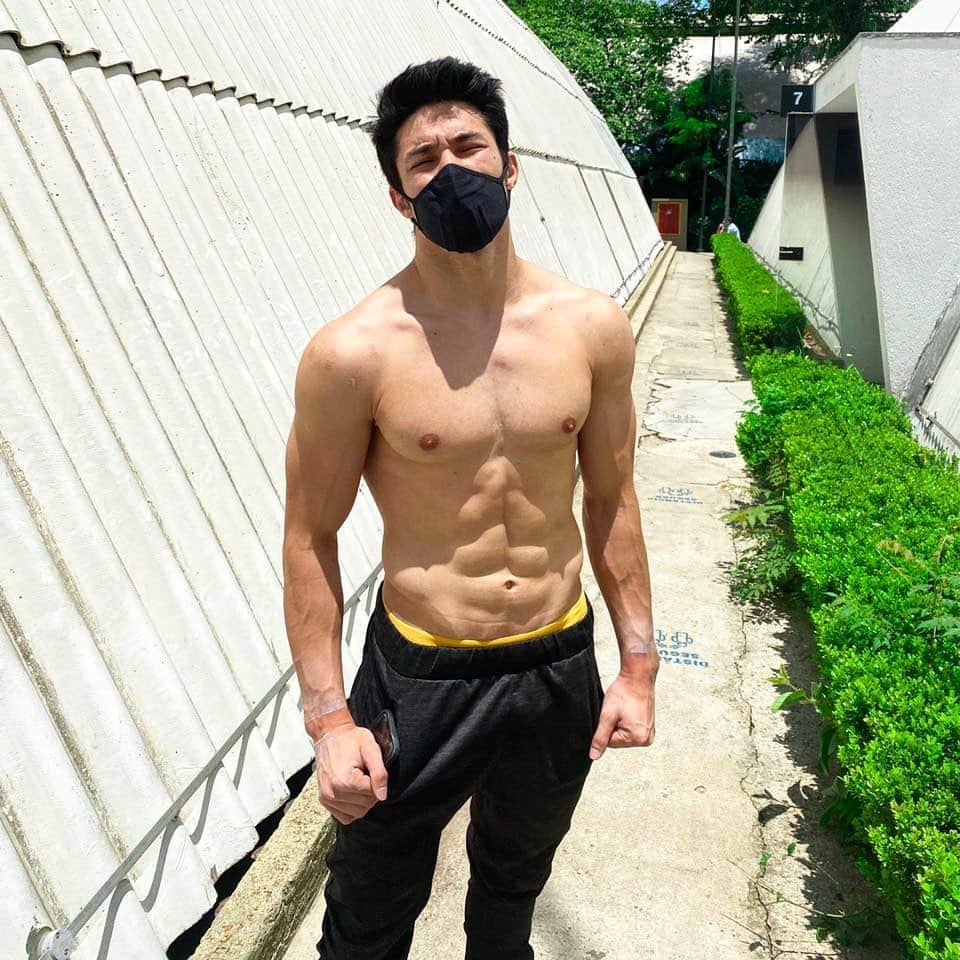 アルトゥール・オヤカワ・マリアノのインスタグラム：「Já tenho os zoio puxado, com o sol ainda.... 👀 💥☀️  Bom Final de semana 😎 🍪🍪🍪」