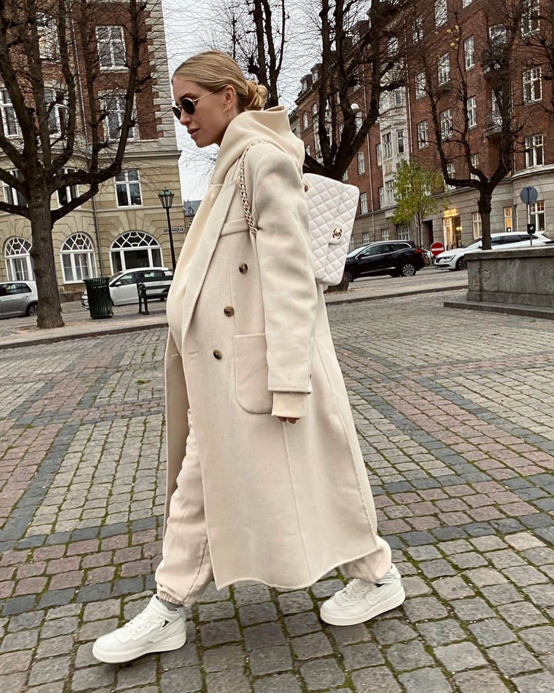 ペニーレ・タイスベックのインスタグラム：「Today is one of those days where my coffee needs a coffee」