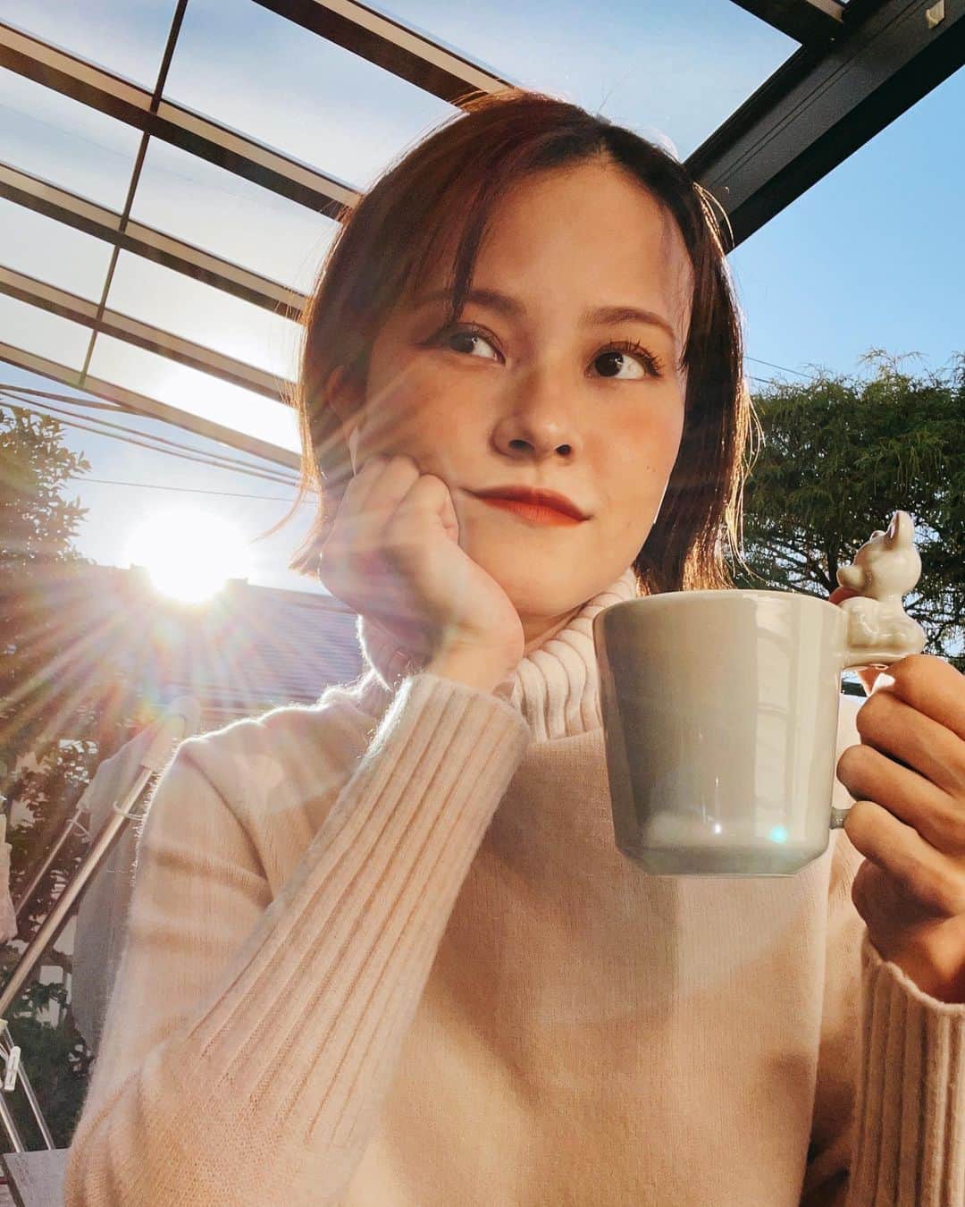 MiracleVellMagicのインスタグラム：「Cold weather + knit sweater + hot chocolate = my favorite🥴☕️ 寒い日とニットセーターとホットココアの合わせ技を決められるのが、わたしの一番好きな季節！⛄️ #クリスマスまでうっきうき #vellymerrychristmas」