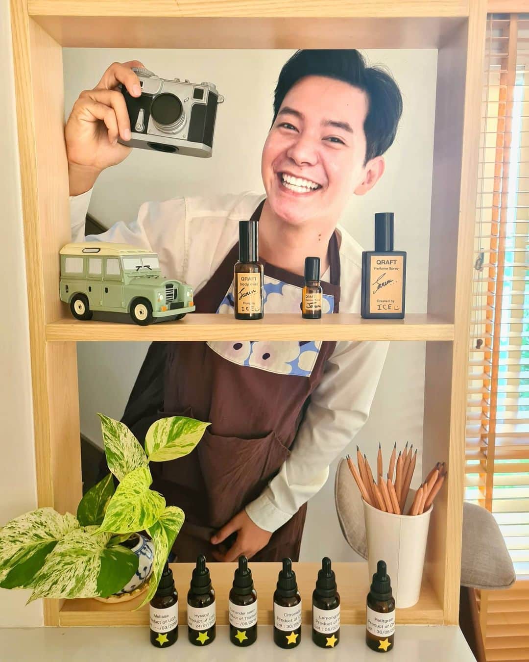 アイス・サランユーのインスタグラム：「Essential Oil Perfume Workshop Qraft By Aqua @q.raft  เป็นอีก1วันที่ได้ทำ สิ่งที่ดีต่อสุขภาพตัวเอง คือเป็นคนติดการใช้น้ำหอมมาก คือไม่ฉีดน้ำหอมไม่ได้เลย แล้วเหมือนฉีดจนชิน หนักขึ้นเรื่อยๆ หลังๆเริ่มมีอาการผิวแห้งบ้างลอกบ้าง คือในน้ำหอมจะมีสารเคมี    จนได้ลองศึกษาการทำน้ำหอมเองจากสารอินทรีย์ที่พืชผลิตขึ้นมาตามธรรมชาติ(Essential oil)เจอWork Shopอะไรแบบนี้ อยู่ใน ต่างประเทศหมดเลย มาเจออันนี้ @q.raft By Aqua ครูใจดี ใจเย็นค่อยๆเรียนกัน ได้ความรู้ ได้ Product กลับบ้านด้วย  มีน้ำหอมกลิ่นเฉพาะตัวของเราเอง อิอิ  ใครมองหา กิจกรรมดีๆทำช่วงวันหยุด ได้ความรู้ ได้สุขภาพ ได้work shopสนุกๆ ลองมาเรียนนะครับ  Line : https://lin.ee/E5qfhYs IG : https://www.instagram.com/q.raft/ FB : https://m.facebook.com/qraftbyaqua」