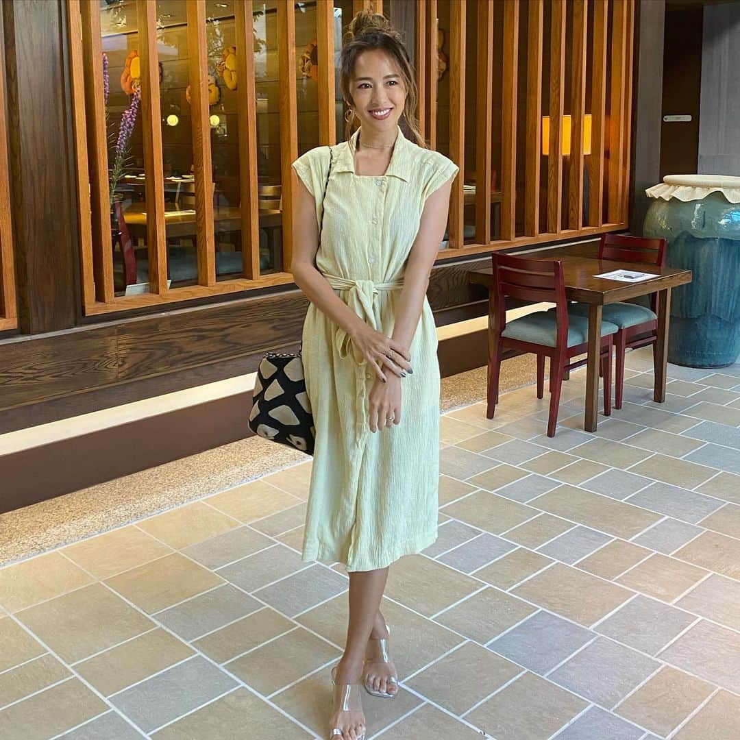 Mieのインスタグラム：「大好きなお友達から、もう着ないからといただいたステキなお洋服を着て、大好きなお友達が予約してくれたレストランに家族みんなで久々に夕飯を食べに👍🏾  しっかりメイクをしてヒール履いて、大好きなピアスにチョーカー着けて😝 やっぱり背筋がシャンと伸びる感じ！  今週は月曜日から金曜日までずーっと仕事や子供のお勉強、一歩も家から出てなかったから、ワイキキでリフレッシュでした！！  みんなもステキな週末を💙💙💙  #ハワイ　#fridaynight #familydinner」