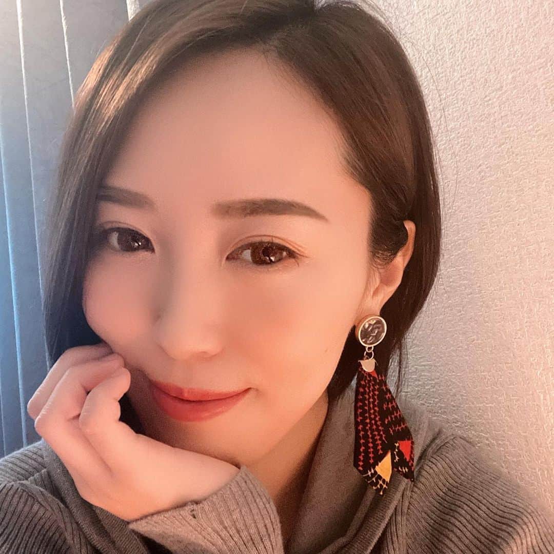 ありさ・あげまんクリエイターのインスタグラム：「リエちゃんのブランド、ラハケニアのピアスで黒・グレーを選びがちなファッションにワンポイントプラスして顔まわりを華やかに🧡✨  #ラハケニア #rahakenya  #秋コーデ」