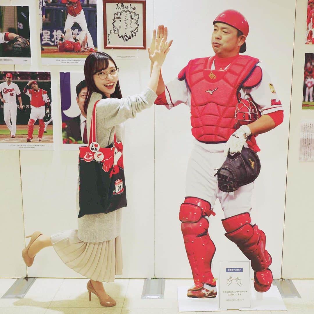 末井櫻子のインスタグラム：「⚾️💐 ． ． 福屋広島駅前店で18日まで開催されている 石原選手の引退記念写真展☺︎ ． 石原選手といえば、 サヨナラデッドボールやサヨナラスクイズなど、 最後に決めてくれる選手💫というイメージでした🤣✊🏻笑 ． カープの低迷期を支えてきた選手が引退していくのは寂しいです😢 ． ． 石原選手“赤ヘル一筋１９年”ありがとうございました🎏 ． ． ． (因みにスラィリートートバッグは高校生の時に自分で作ったやつ🤫笑) ． ． #石原慶幸 選手 #31  #鯉女房 #うーたん  #カープ #赤ヘル  #カープ女子  #スラィリー  #福屋広島駅前店」