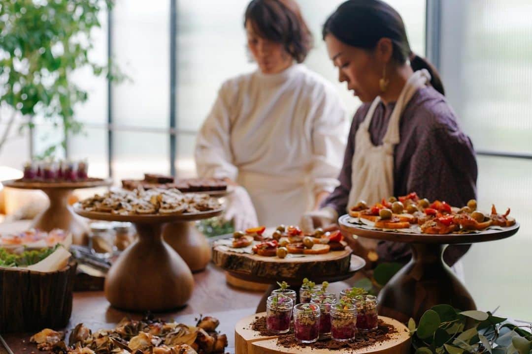 あやこのインスタグラム：「. ケータリング  . 進行中を７件抱え あれこれと頭を巡らせています . 全てリピーター様とその方からのご縁 過去の仕事を評価してくださり感謝して止みません . 2021年６月までほぼ埋まっている現状から 来年度からも新規のかたへの御対応は難しいと見越し ＨＰなども手放し 既にご縁あるかたのみを対象とさせて戴きます . でもちょっぴり新しいご縁へのわくわくを込めて たまにグラノーラなど限定販売してみます 企画が不得手なのでどなたかとコラボさせて戴いたり... . こういう働き方って料理家というのだろうか笑 いつまでも肩書き不明なので もはや平仮名のみつはしあやこ＝肩書きとします🤣 . 従来の黒子っぽい裏方にシフトしますので 一層見かけなくなるかもしれませんが笑 この選択を公言出来る今が幸せです . . . #来年の抱負 的な #酉の市 見ると 毎年#今年の振り返り してしまう #師走の足音 無駄に怯えてしまう11月 いざ12月になると#わくわく している笑」