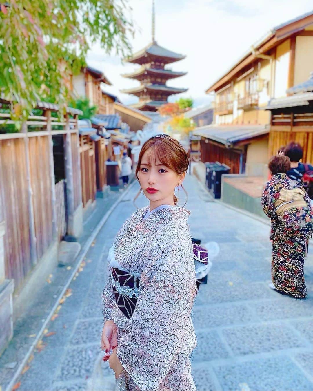 のインスタグラム：「* * * そうだ、京都に行こう。 * * * 鎌倉に住んでいたこともあり、古風な街は大好きです☺️自然のパワーを吸って、最高に癒されました✨ * * * 着物は @kimonomiyabikyoto  レースの着物が可愛いいなと思って、インスタから予約したよ💕 いつも選んでる雰囲気と違うかんじに☺️ぜんぶお任せ✨ アンティーク風の着物だと 2人友達と合わせて9,900円。＋ヘアセット料金 * * * ※撮影以外はマスク付けてます😌 * * * 紅葉はこれからだから、また行きたい🍁🥰あんまり紅葉なかったの🤣🙏 * * * #京都女子旅 #京都旅行 #京都観光 #二寧坂 #着物レンタル #レース着物 #着物女子 #kimono #kyoto #旅行好き女子 #たびじょ #タビジョ #旅女 #旅女子」