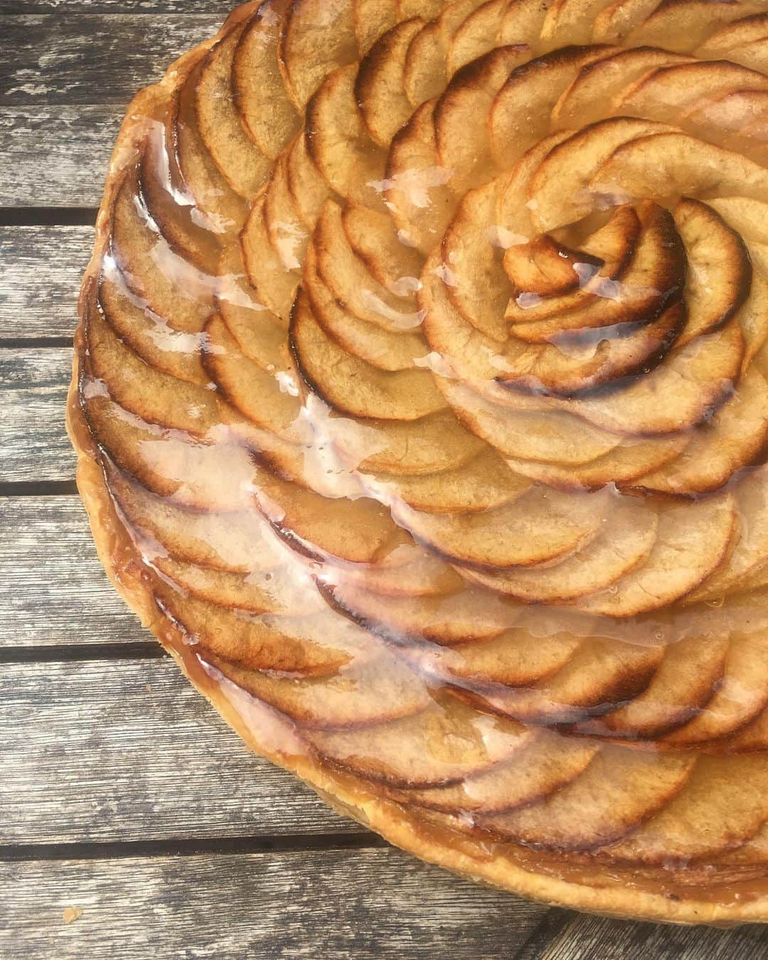 サルボ恭子さんのインスタグラム写真 - (サルボ恭子Instagram)「フランスのパン屋で買った﻿ ﻿ てらてらの﻿ タルト・オゥ・ポム。﻿ こういう普通のおやつを﻿ 裏庭でみんなで﻿ つつきたいものです。﻿ ﻿ ﻿ これは去年、﻿ ノルマンディの友人宅庭にて🍎﻿ ﻿ #tarteauxpommes#りんごのタルト#appletart#フランス#france#normandie#サルボ恭子#kyokosalbot」11月14日 16時42分 - kyokosalbot