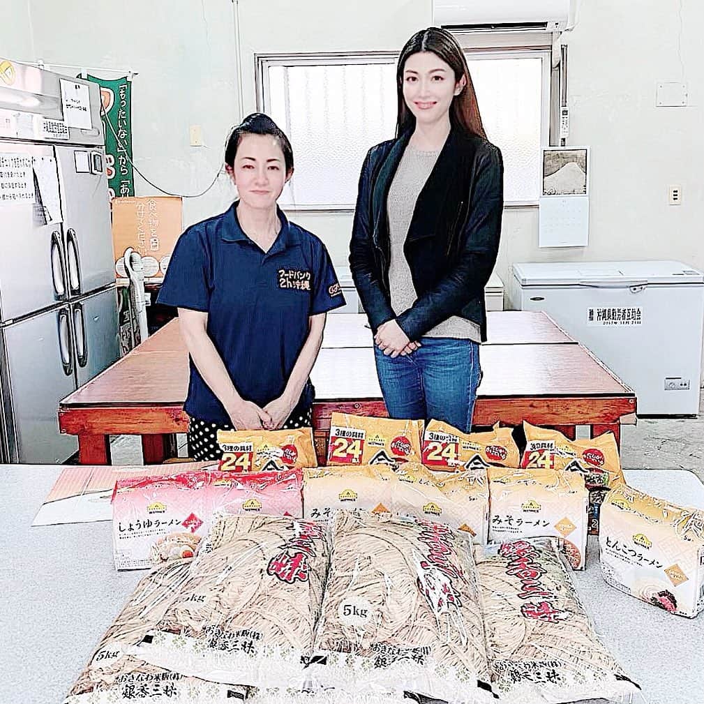 櫻井麻美のインスタグラム：「フードバンクってご存知ですか？ ・ フード=食品🍽 バンク=銀行🏦 ・ 直訳すると「食品銀行」のこと。 まだ食べることができるのに捨てられてしまう食品が日本中にたくさんあります。そんな食品を企業や個人から寄付してもらって、必要としてる人たちへ届ける活動です。 ・ 私もこれまではあまり認識していなかったのですが、今回の滞在で初めて、沖縄の貧困問題やその実情について知ることとなりました。今食べるものがなくて困っている方々がたくさんいます。 ・ NPO法人"フードバンク2h沖縄"は代表理事の#奥平智子 さんが2007年に立ち上げた団体で、10年以上、生活に困っている方々に食品を届けて続けています。 ・ 私も微力ではありますが、フードバンク2h沖縄に寄付をさせていただきました。 食糧はまだまだ足りていないので、この活動の輪がもっと広がるといいなと思います。 ・ 食べ物が余った際には、是非フードバンクに送ることをご検討ください😌 ・ ・ @second_harvest_okinawa  #フードバンク #フードバンク2h沖縄 #もったいない から #ありがとう #食品ロス #寄付 #沖縄県 #フードドライブ」
