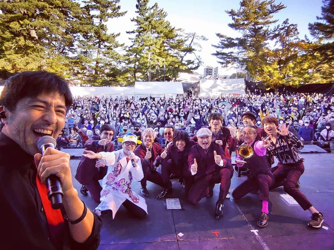 谷中敦さんのインスタグラム写真 - (谷中敦Instagram)「スカパラFM山陰主催松江城ライブ終了。我々的には今年数少ない有観客ライブ。快晴の中、国宝 松江城をバックに最高の状況で盛り上がることが出来ました。さかなクンも宮本くんも神がかってたな。お二人には感謝しかない。お客さんの笑顔に勇気貰ったよ。今日の幸福を胸にこれからお互いに、さあ頑張ろうぜ！  まだ配信でも見られるので皆さん是非！  #宮本浩次 #さかなクン #FM山陰」11月14日 16時47分 - a.yanaka