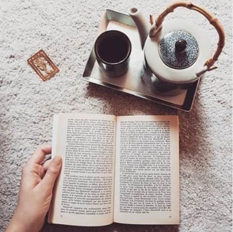 Melvita Officialのインスタグラム：「Un thé bien chaud, un pull tout doux, un joli film ou un bon livre pour s’échapper dans un autre univers… ☕💭  Et vous quel est votre manière à vous pour vous échapper et vous changer les idées ? Télé, confiseries, bouquin, yoga ..? 🍫📖🖥🧘‍♀  Merci à @helynna_ pour ce joli cliché cocooning !  #melvita #cosmétique #bio #engagé #bienetre #selfcare #relax #detente #cocooning #thé #café #livre #serie」