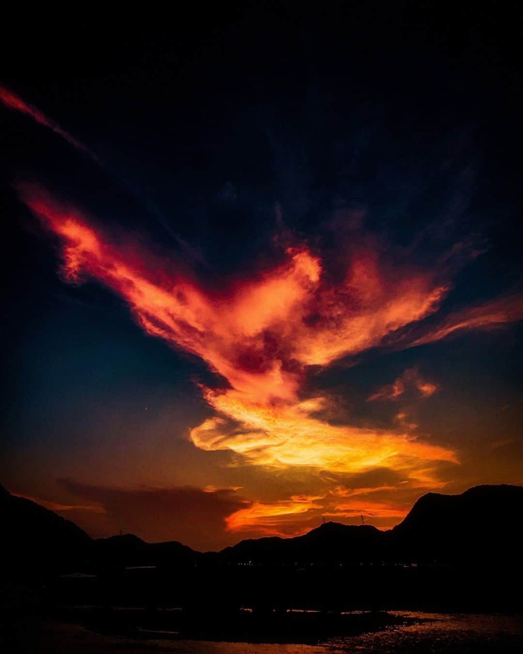 Galaxy Mobile Japanさんのインスタグラム写真 - (Galaxy Mobile JapanInstagram)「まるで不死鳥のような…紅蓮に輝く雲を捉えたのは #Galaxyカメラ部 の @aqua_smart_photo さん🔥素敵な作品の投稿ありがとうございました！ 📸#GalaxyNote10Plus Photo by @aqua_smart_photo ・ ・ ・ #withGalaxy #ギャラクシー #ギャラクシーノート10 #GalaxyNote10 #ギャラクシー #岡山 #岡山県 #不死鳥 #フェニックス #炎 #🔥 #夕方 #夕日 #夕焼け #雲 #夕焼け空 #夕焼け雲 #夕焼けが好き #空のある風景 #空を見上げるのが好き #空を見上げて #グラデーションの空 #okayama #sunset #Galaxyカメラ部 ・ Galaxy のInstagramでは、Galaxy で撮影＆ #Galaxyカメラ部 をつけて投稿してくれた作品を紹介しています！お気に入りの写真が撮れたら、ぜひ投稿してください🙋‍♀️」11月14日 17時01分 - samsungjpn