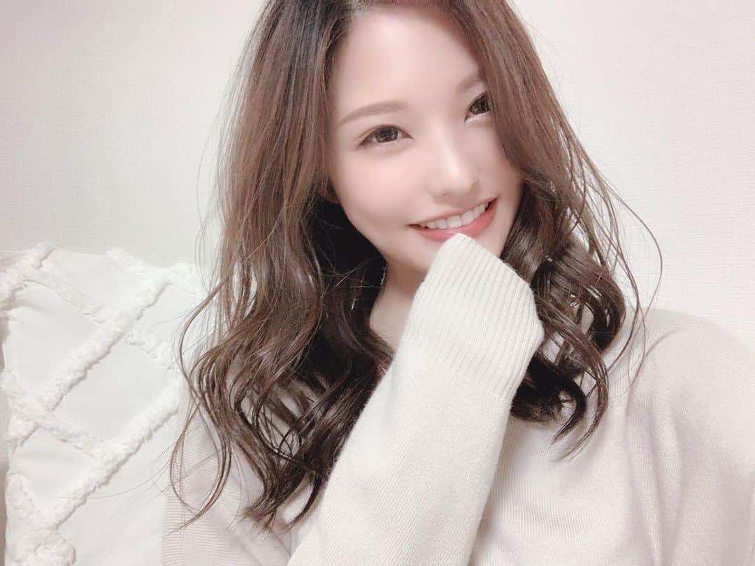 みはとのインスタグラム：「SHOWROOMのルーム画像が変わりました🧸💕 • 皆に選んでもらった写真です〜 • そして昨日は60日連続配信達成ということで… 来てくださった皆様、お祝いしていただきありがとうございました！ • • 約2ヶ月… 皆様のおかげで、今のところ順調に毎日配信続けられています☺️ • SR始めた時は何も考えてなかったのだけど。 今までほとんどできなかったファンの方との交流も新鮮で楽しいし、SRのおかげで私を知ってもらえる機会が増えたことも嬉しい。 • • 特別なことをしているわけでもなく、本当に毎日まったりお喋りしているだけで これでいいのかな？と不安に思ったり、上手くいかない日もあるけれど • 今はとにかく楽しんで継続できたらいいなって思います。 • • 遊びにきてくれるみんな、 いつもありがとう。 • この🧸くまさんがもう SHOWROOMのくまさんにしか見えません。 • • • #showroom #60日連続配信 #毎日配信 #目指せ100日 #継続は力なり #たまにラジオ配信もしてるけど #それはそれで好き #アバターも早く作るね #いつもありがとう #感謝」
