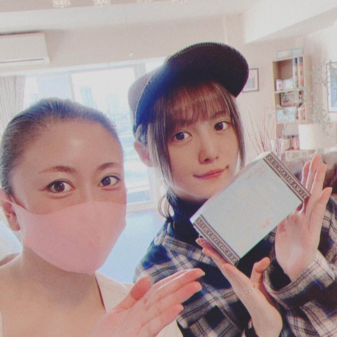 美沙玲奈のインスタグラム：「♥ @kao.natura_nudy さん💗 凄くお久しぶりでした✨  お久しぶりの流れで、 12月10日に新発売する商品を、 体験させてもらいました💆‼ 『遺伝子レベルで細胞を修復する』 という気になりすぎるテーマ🤩 後、これは良い‼と思ったのは、 赤ちゃんが間違って口にしちゃっても大丈夫という😳 安心安全な内容だということ👏  今回、エステ体験と、 サンプルを頂いて使ってみた感想は、 まず塗ってマッサージすると、 分かりやすく顔がグンと上がった😳！ 塗ってすぐに肌の水分量が整うのが分かるし、 毛穴どこ？ってなります🤣凄い!!! そこから化粧水たちを入れると、肌プルプルになる💕 最近は毎日塗って実感中‥🌼 これは、個人的にも期待大です👏 かおさん、有難うございました🙏🏻🥰  #高濃度幹細胞コスメ  #次世代の幹細胞培養液コスメ #エクソソーム #ずぼら美容でも #誰でも塗るだけ #塗るだけダイエット #10minlabo」