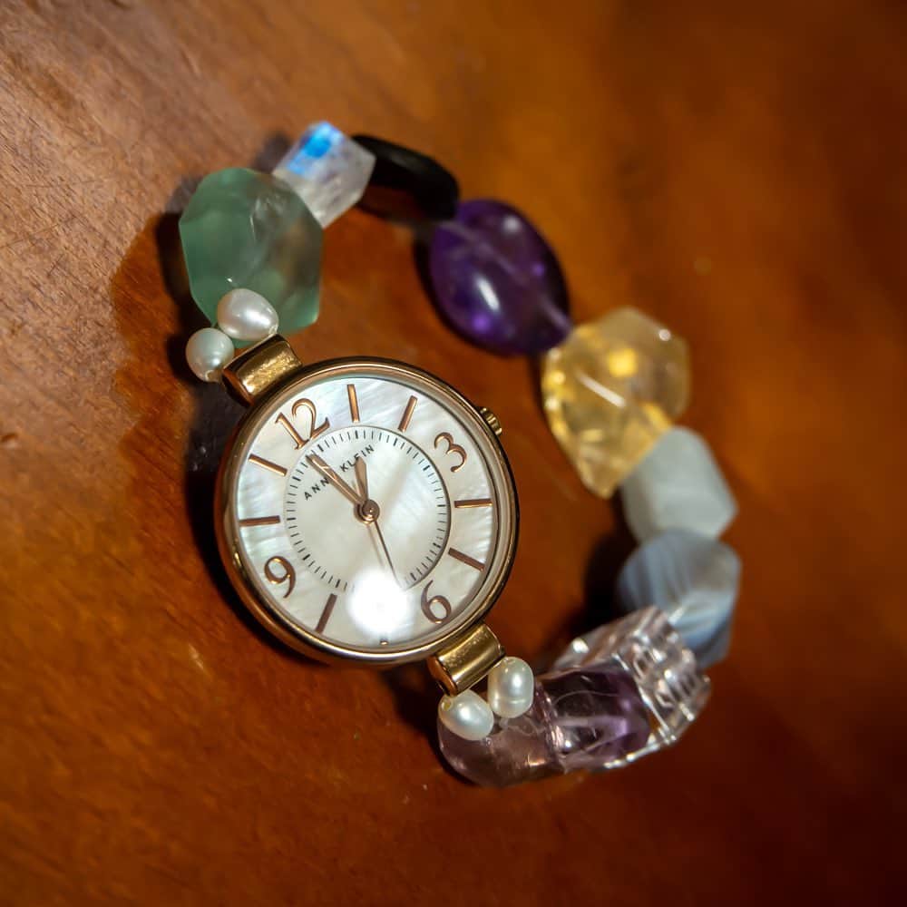millnaさんのインスタグラム写真 - (millnaInstagram)「ずっと夢見ていた理想の腕時計を試作してみたんですが、あまりに素敵すぎて時間を確かめるたびうっとりしてしまう…  本当は金具はゴールドで、文字盤はやっぱり白蝶貝で、時計の縁は鯖江のメガネ職人に作ってもらいたい　あの美しいアセチアセテートで  あとこれ、私が把握してる限り日本製ムーブメントかつ防水なんですよね そういうところをこだわりたい…時計は道具…  🔮  宝石箱をぶちまけたみたいにタンブルカットのカラフルな天然石をランダムに並べるの、お気に入りのオリジナルアイデアです💎 insectite braceletがそんなデザインでしたが、虫部分なくてもかわいいな…  ジブリのハウルの動く城の寝室、大好き  🔮  #腕時計 #wristwatch #オリジナル腕時計 #腕時計バンド #ハンドメイド腕時計 #天然石腕時計 #宝石 #宝石箱 #ジュエリーウォッチ #アクセサリーウォッチ #ウォッチデザイナー #ウォッチブレス #ブレスレットウォッチ #naturalstone #naturalstonejewelry #naturalstonebracelet #watch #watches #wristwatch #luxurywatch #watchmaking」11月14日 16時58分 - mi_te_yo