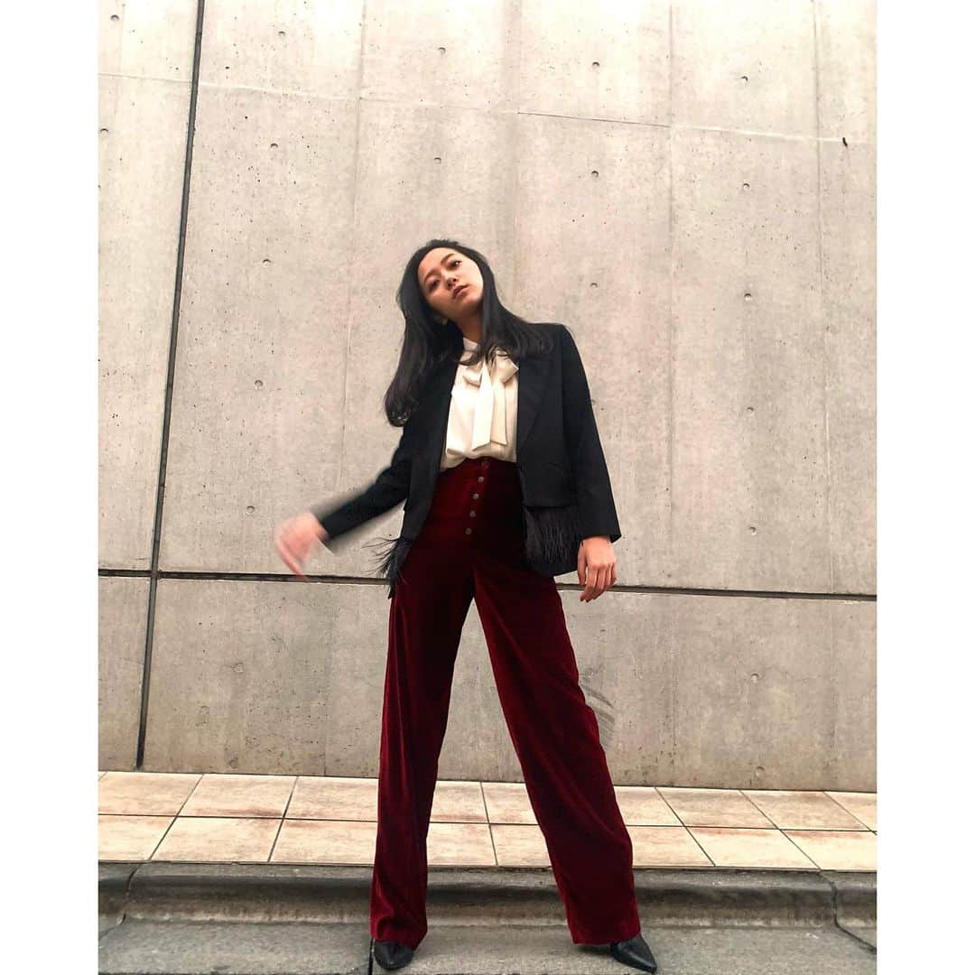 工藤綾乃のインスタグラム：「暖かい日でした。 Tops: UNIQLO Jackets: Grace Continental  Pants:STELLA McCARTONY Shoes:gvgv  #ユニクロ#uniqlo#gracecontinental #ステラマッカートニー #stellamccartney #gvgv#ootd」