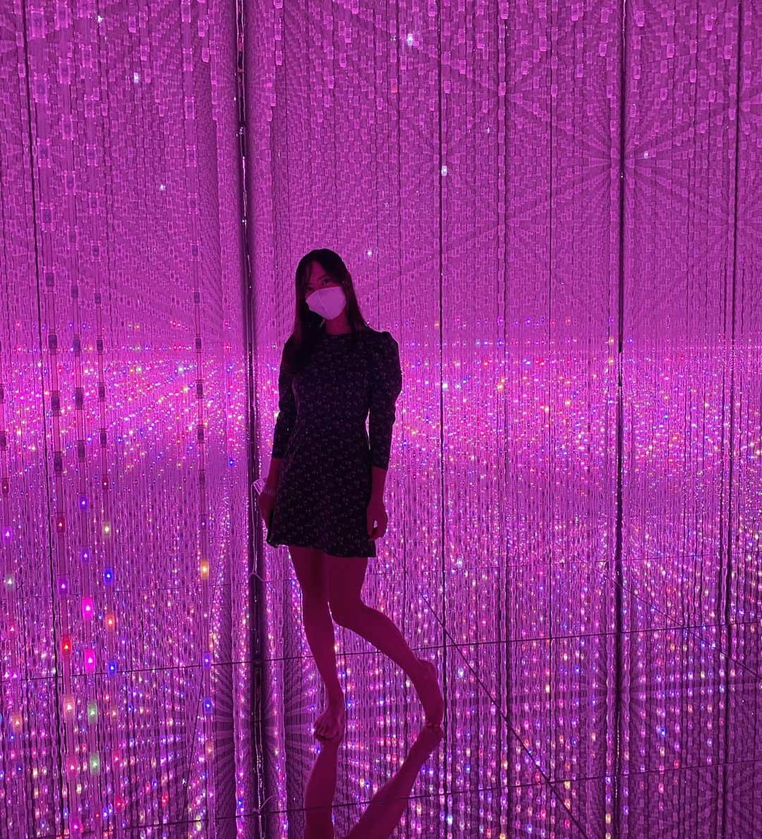 hina2221のインスタグラム：「@teamlab.planets ❤️😘 ほんとに綺麗で癒された☺️ いま期間限定で割引やっていますので 興味がある人はお得なときにぜひ💕 . . 30%オフクーポンコード planets  ▼対象入場期間 2020/10/1(木)~2021/2/28(日)  ▼使用方法： チームラボプラネッツ（豊洲）の公式サイトでチケット購入時にクーポンコード「planets」を入力し「適用」ボタンを押すと、割引価格で購入できますよ❤️ . . .  #チームラボプラネッツ #チームラボ豊洲 #pr #トリドリベース」