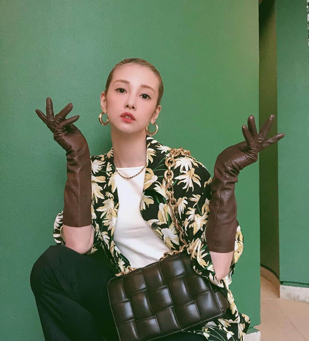 のインスタグラム：「moood🥊🤎🌼 ・ ・ ・ #お昼はジャケット要らず🧥 #mood #outfit  #秋服　#autumnfashion  #fallfashion  #leathergloves  #shirtstyle #weekendmood  #ロンググローブ #秋ファッション　#ootd #fashion #木下ココ」