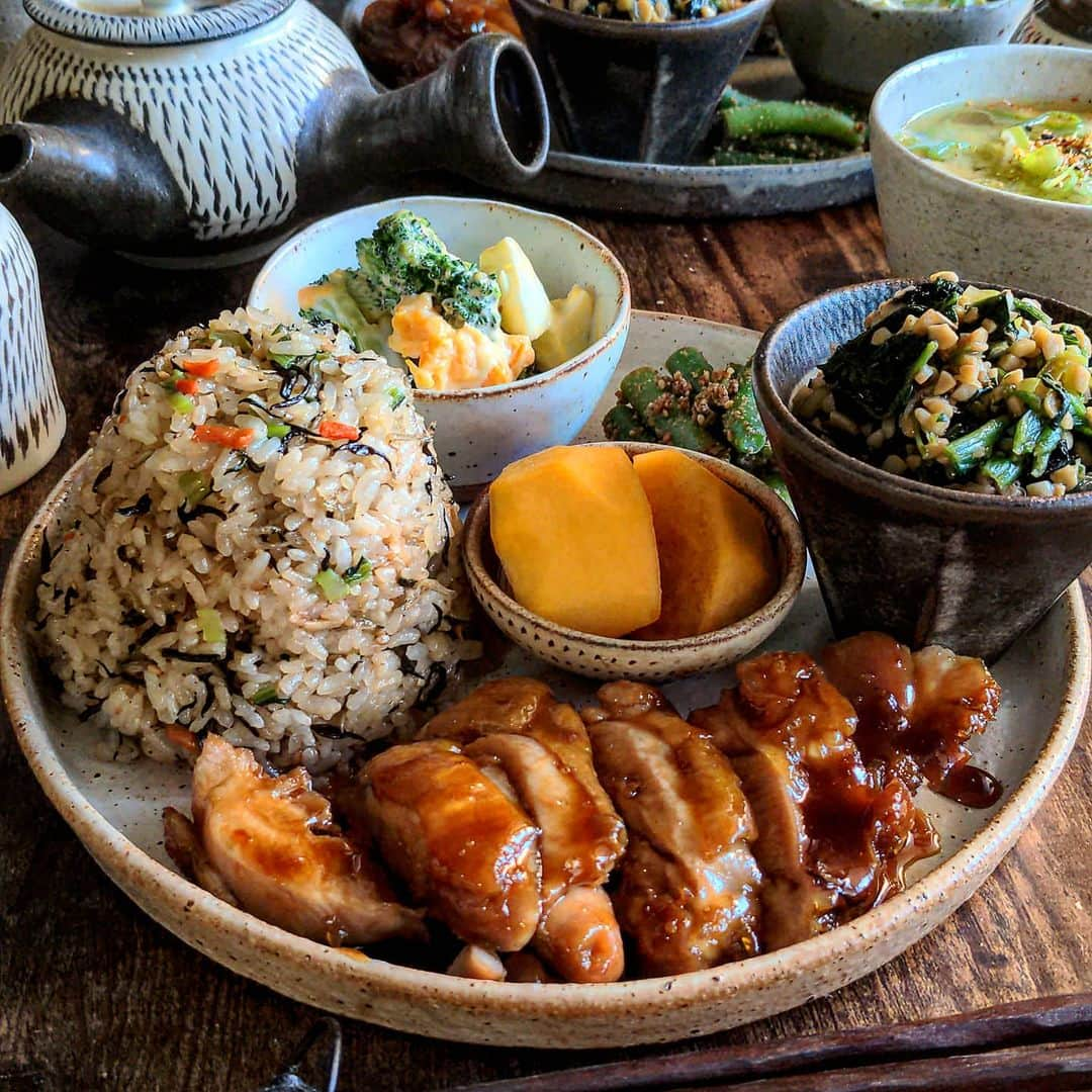 meeのインスタグラム：「こんばんは😊 今日は食べたかったものたちで夜ごはん🍚  ✺照り焼きチキン ✺ちりめんじゃことひじき小松菜で混ぜご飯 ✺ほうれん草と納豆と色々和え ✺ブロッコリーとゆで卵サラダ ✺味噌汁 ✺いんげんの胡麻和え ✺柿  新米が美味し過ぎて毎日食べすぎてしまってます😂 では、今日もガッツリと頂きます🍚」