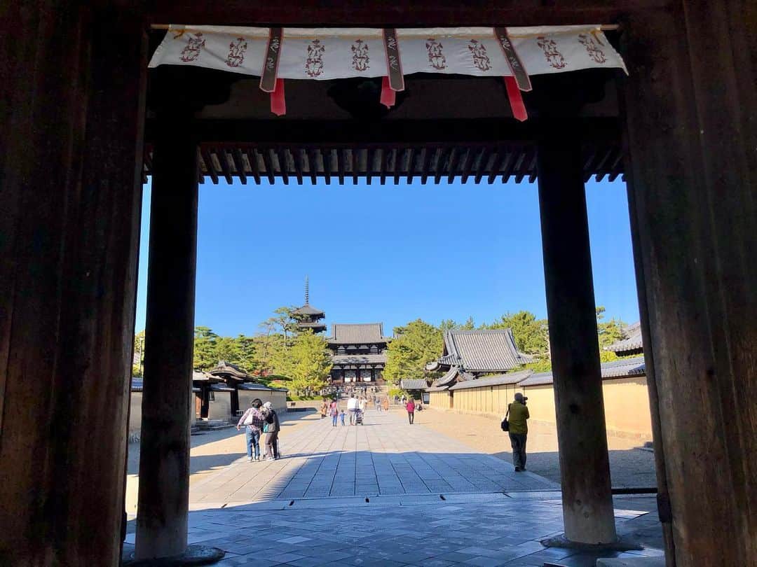 妃乃あんじのインスタグラム：「奈良の法隆寺へ。 お天気もよく、国宝も拝み浄化な一日。  #おばあちゃんとお散歩 #のつもりが車椅子レンタルに変更　#腕の筋肉痛確定 #みんなに助けてもらいながら #愛しいおばあちゃんとの2人時間」