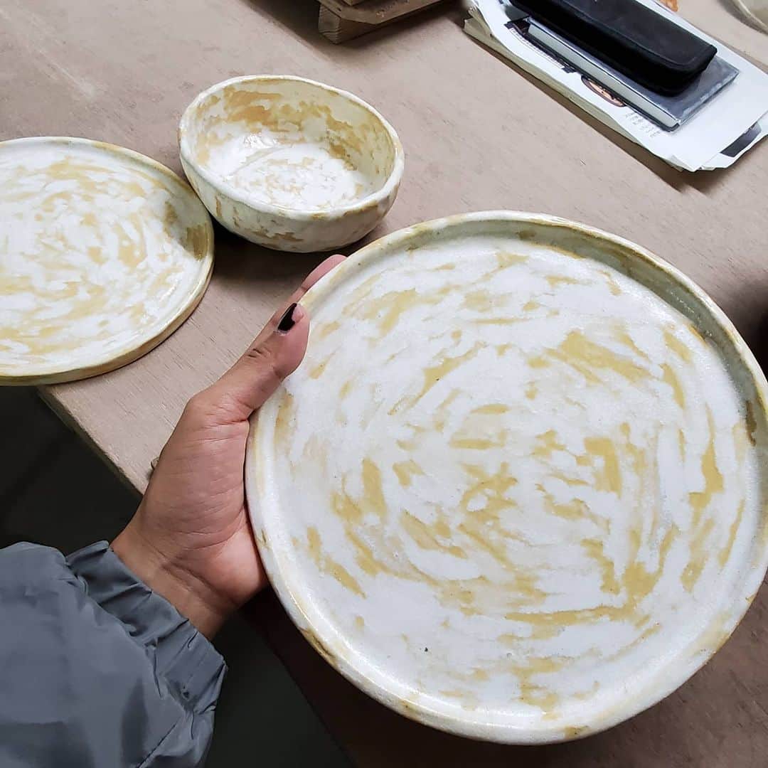 Crystal Kayのインスタグラム：「Stack Plates almost complete. Gonna make one more of the smaller plate... Hehe so fun.  Was glazing for a white Grey finish but Unexpected hue😉  みなさん、洗うまえのさらではありませんw。完食したわけでもありませんwおもろいコメントw。私の作品です😉」
