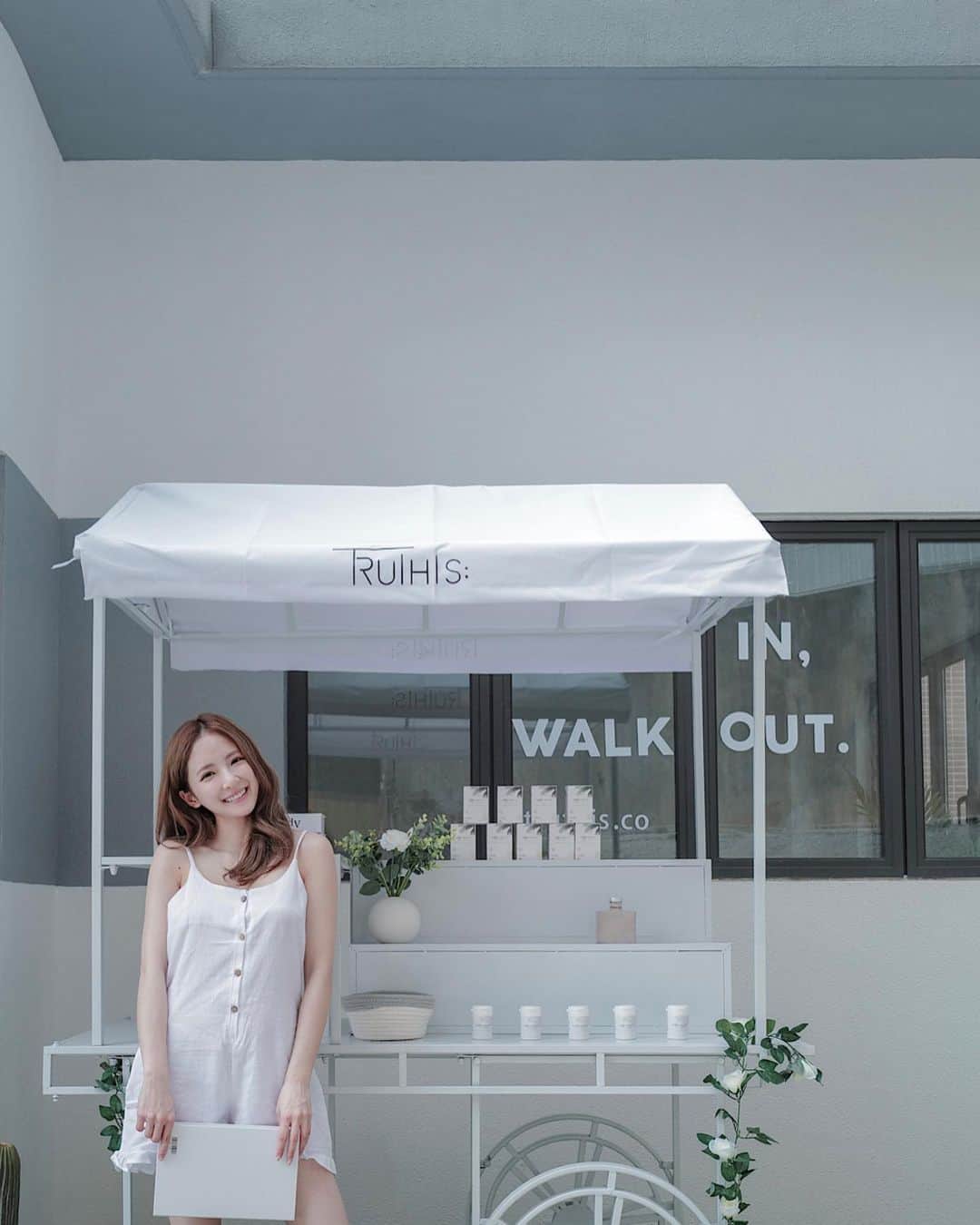 Giann Chanのインスタグラム：「歡迎大家來臨Truthis @truthisofficial 的POP-UP EVENT 🤍 如果大家想來影相  記得唔好錯過明天開放日！！！  現場購買Truthis Mystic White 都有特別優惠的。 記得 Hashtag #Truthisofficial  #Truthishk #truthispopup」