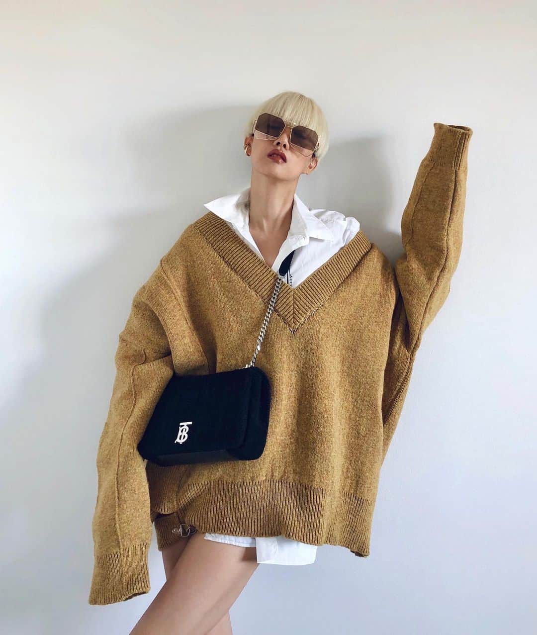 のインスタグラム：「Before going out🌰🐿✨ まだ脚出せる暖かさで嬉しいーー🤎  #rafsimons #burberry」