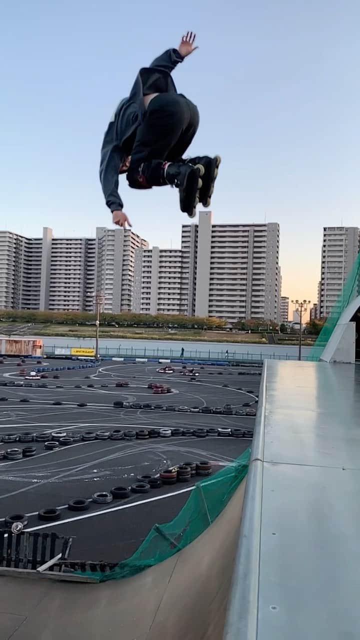 安床武士のインスタグラム：「540,720,900,1080...360 is still dope🔥 at @murasakiparktokyo . 回転数だけが大事じゃないのも面白いポイント！ @usdskates  @goodskates_inc  @canamonroad_japan  @lzbn_official  @papasu1048  #usdskates #usdaeon #aeon72 #vert #rampagejam #360 #rollerblading #inlineskate #rollerfreestyle #インラインスケート #ローラーブレード #ハーフパイプ #ランページジャム #takeshiyasutoko #安床武士」