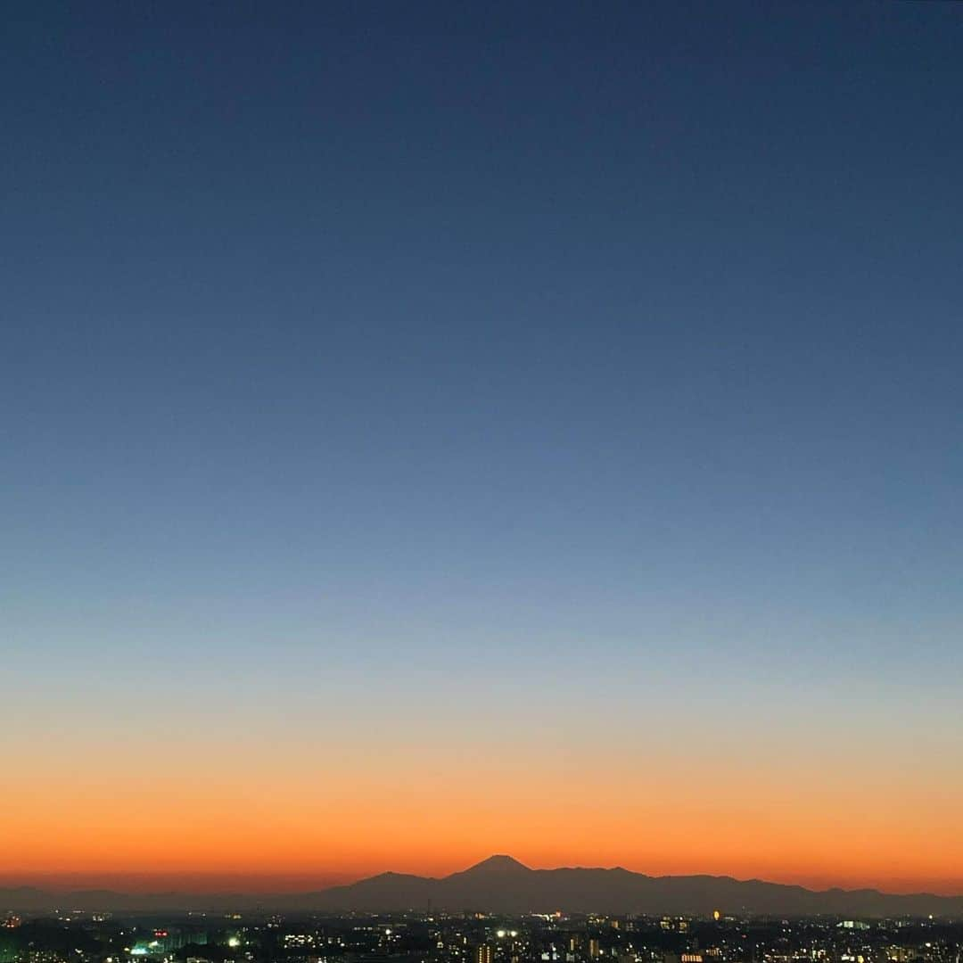 くろさんのインスタグラム写真 - (くろInstagram)「夕焼け富士山🗻 #mtfuji #富士山 #夕焼け富士山 #夕焼け富士山🗻  #グラデーションの空 #iPhoneXsで撮影」11月14日 17時19分 - m6bmw