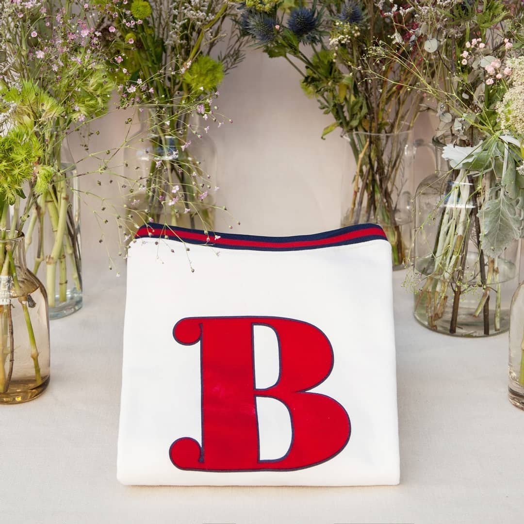 ベンシモンのインスタグラム：「LA BRADERIE SOLIDAIRE continue jusqu'à demain 💫  Les pépites de notre collection Hiver 19 montent une dernière fois sur scène avant de tirer leur révérence. Pour l'occasion, retrouvez-les sur notre site à -50% jusqu'au 15 Novembre !  Parce que nous avions à coeur de soutenir de nouveau nos héros et pour témoigner de notre reconnaissance au personnel soignant ainsi qu'à tous ceux qui oeuvrent pour notre santé (merci à vous ❤), nous continuons notre partenariat avec la fondation des hôpitaux HP-HF @fondationhopitaux en leur reversant 10% des ventes. 🏩  Nous espérons que vous y trouverez votre bonheur !  *50% de réduction sur les produits mentionnés dans la catégorie Braderie solidaire, du 10 au 15 Novembre 2020. 10% des ventes seront reversées à la fondation des hôpitaux.   Rendez-vous sur le site ❣️ (lien dans la bio) ​#bensimon #solidaire #covid #covid19 #solidarity #hopitaux」