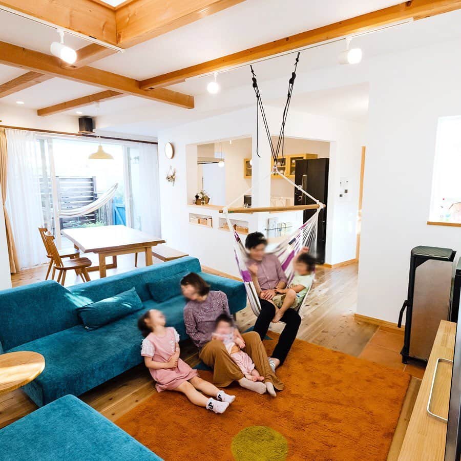 satsumahomeのインスタグラム：「🏡 お子さまと一緒に料理をしたり、ソファに家族で座って映画を観たり、和室で一緒にブロック遊びをしたり、家族がいつも一緒に過ごせるお家🌿 ・ —————————————————————  さつまの注文住宅 @satsumahome —————————————————————  さつまの資料請求 @sh.request —————————————————————  さつまのイベント @sh.eventinfo ————————————————————— さつまのLINE  @sh.lineinfo ————————————————————— ・ #さつまホーム #無添加住宅 #漆喰 #無垢床 #goooodhome #インテリア #ldk #リビング #ダイニング #キッチン #リビングインテリア #リビングダイニング #リビング収納 #リビング照明 #リビングルーム #living #ソファ #ハンモック #ダウンライト #マット #小上がり和室 #小上がり #和室 #照明 #明るい家 #青 #ブルー #オレンジ #紫 #ナチュラル」