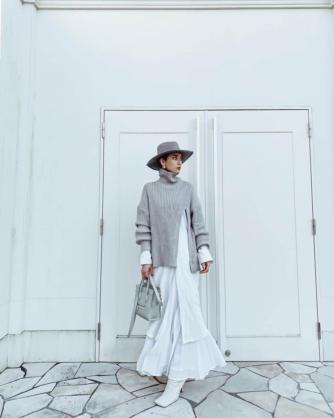 孫きょうのインスタグラム：「out fit☕️  knit @titivatejp  深めスリットが入ったタートルネック。 何をレイヤードするかで雰囲気が変わるから着回しが楽しくなりそう✨ シャツワンピとプリーツスカートを合わせたよ🤍  #ootd #outfit #titivate #titivatestyle #ティティベイト #秋コーデ #スリットデザインニット」