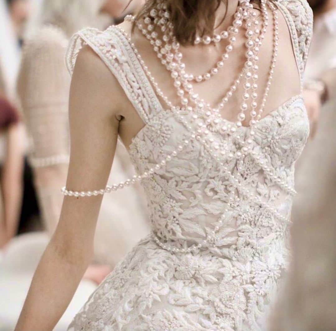 JUNOのインスタグラム：「NAEEM KHAN﻿ “GUADALAJARA”﻿ ﻿ ラフィアの糸で編み上げたレース﻿ ﻿ その上から ナチュラルな質感のホワイトビーディングと﻿ ボリュームたっぷりに手刺繍を施した﻿ アートのようなウエディングドレス﻿ ﻿ バラのモチーフが﻿ 程よい女性らしさを感じさせます﻿ ﻿ ﻿ インドの伝統美術を取り入れたテキスタイル﻿ NYらしいモダンで洗練されたデザイン﻿ ﻿ あなたらしさを表現できる NAEEM KHAN は﻿ 自立した女性へお届けしたいブランドです﻿ ﻿  Photo @naeemkhanbride   #inesdisanto﻿ #MARCHESA﻿ #antonioriva﻿ #naeemkhan﻿ #inmaculada﻿ #kennethpool﻿ #zacposen﻿ #juno﻿ #junowedding﻿ #wedding﻿ #weddingdress﻿ #viktorandrolf ﻿ #lenamedoyeff ﻿ #ジュノ﻿ #ウエディング﻿ #ウェディング﻿ #ウエディングドレス﻿ #ウェディングドレス﻿ #ドレス﻿ #プレ花嫁﻿ #2020冬婚﻿ #2021春婚﻿ #福岡花嫁﻿ #東京花嫁﻿ #九州花嫁﻿ #関東花嫁」