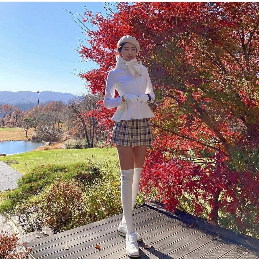 J.JANE JAPANさんのインスタグラム写真 - (J.JANE JAPANInstagram)「紅葉🍁ゴルフにも映えるWhiteコーデ♡ . Hot padding muffler (White) ¥8,600 . Fur collar Slim Zipup（White） ¥31,000 . Custom beret（Beige） ¥11,000 . #golf#골프 #ゴルフ#golfwear #j_jane #j_jane_golf #スポーツ#golfswing #ドライバー#アイアン#golf#fashion#韓国ファッション#ゴルフ好き#golfing#golfer #ゴルフウエア #ゴルフスイング#ゴルフ女子#ゴルフ男子#トレーニング#ゴルフ部#ゴルフ初心者#打ちっ放し#パター練習#コンペ」11月14日 17時31分 - j.jane_japan
