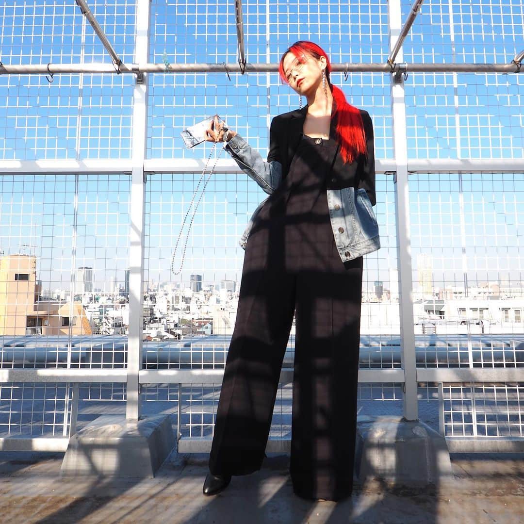 si ouxのインスタグラム：「ふしぎなブレザーかわいい﻿ Thanks @desigual !﻿ ﻿ #きょうの太陽浴﻿ ﻿ jkt #desigual @desigual ﻿ earrings #ruien @ruien__official ﻿ pants #sly﻿ shoes #chanel ﻿ ﻿ ﻿ ﻿ ﻿ ﻿ #selfportrait #自撮り #セルフポートレート #olympus #epl7 #olympuspen #olympusepl7 #mzuikodigitaled9_18mm #selfie #selfies #redhair #redhaircolor #redhaired #赤髪 #レッドヘアー」