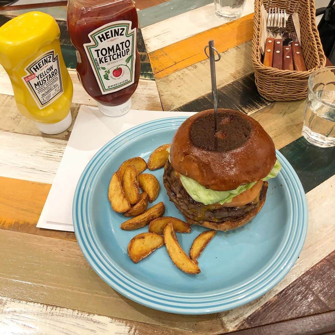 山本瑠香のインスタグラム：「ハンバーガーも美味しかったけど、 その横のポテトも美味しかった🍔🍟🤍  #allgoodburger #ハンバーガー #りんくう #りんくうビーチ #ロングパーク #泉南ロングパーク #泉南 #ランチ #大阪ランチ」