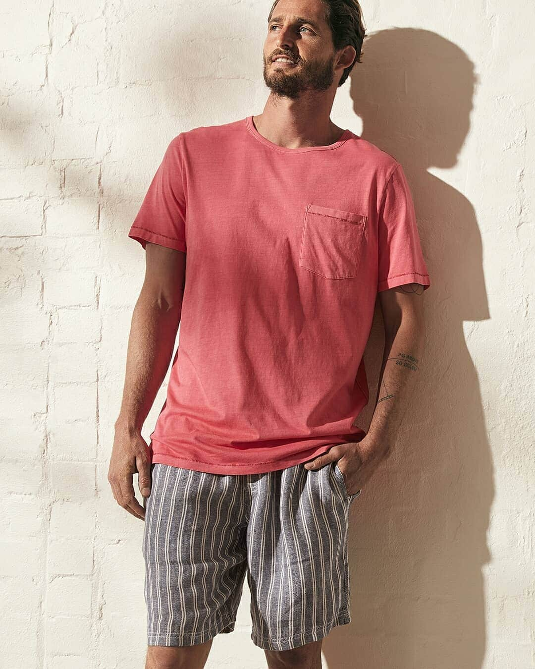 Target Australiaさんのインスタグラム写真 - (Target AustraliaInstagram)「Lightweight tees and soft, breathable linen shorts make warm weather days better 🎯♥️ #targetaus #targetausmen」11月14日 17時34分 - targetaus