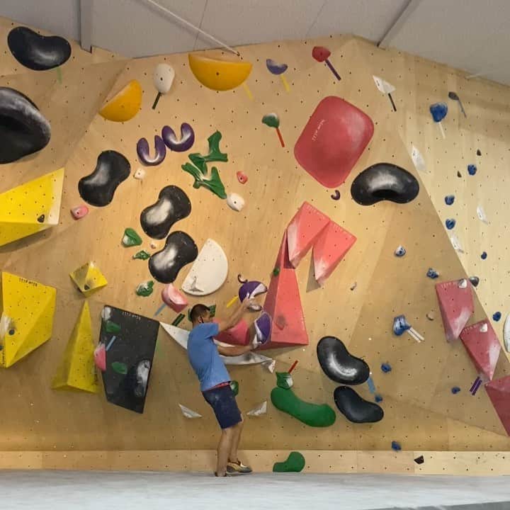 のインスタグラム：「Work out before the @ifsclimbing Plenary Assembly day two 💨💨 IFSC総会2日目が始まる前にワークアウト💪🏼💪🏼  1st boulder @kumikiclimbing V7 2nd boulder @grizzlyholds V7 3rd boulder @squadraholds V7 4th boulder @bluepillclimbing  @basecamp.import  @boulderpark_basecamp  @basecamponlineshop  # Hanno #飯能　#ボルダリング　#bouldering」