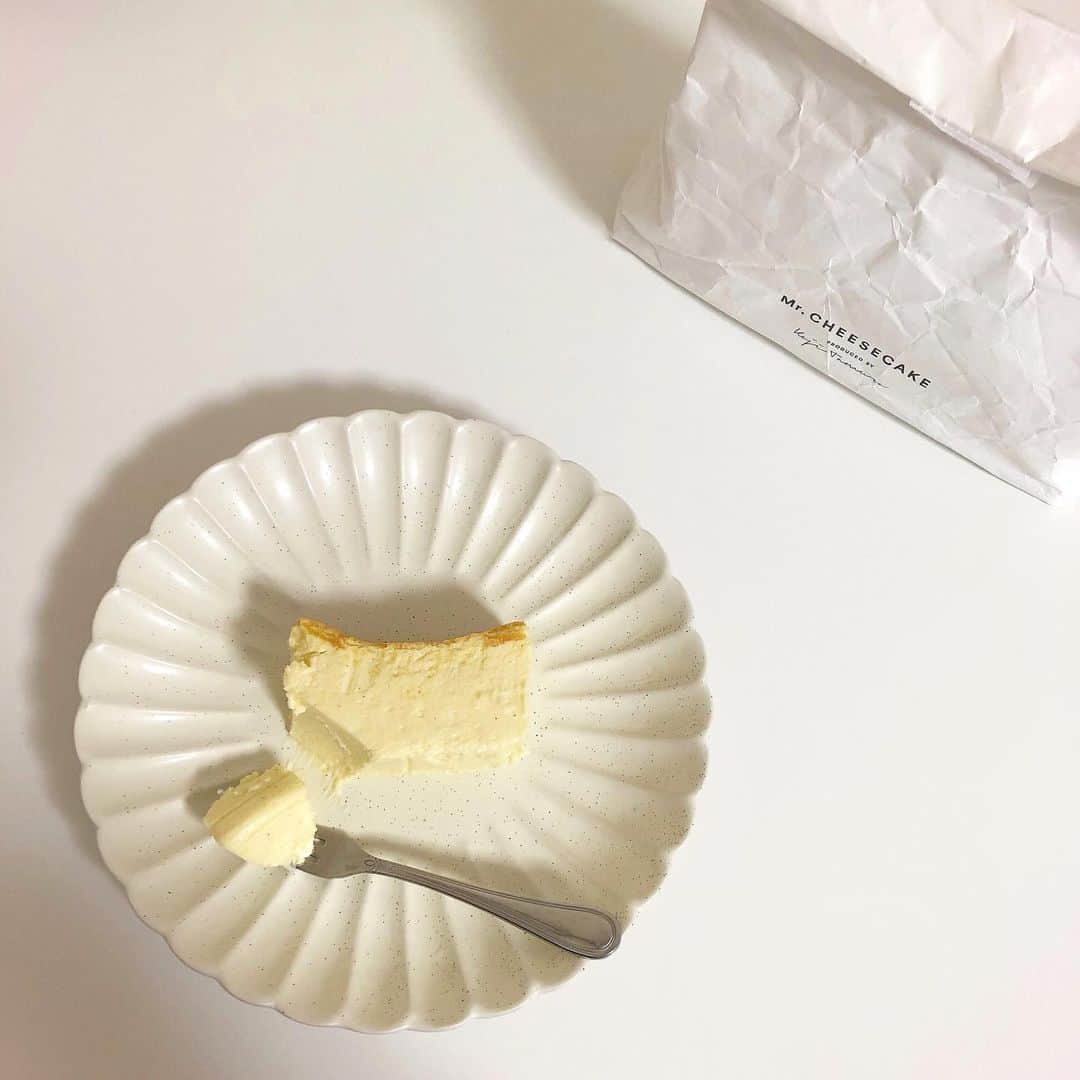 池田星来のインスタグラム：「. ずっと気になってたミスチ🧀 半解凍が美味しかった♡  #mrcheesecake #cheesecake #cake #cafe#ミスターチーズケーキ #チーズケーキ #カフェ #おうちカフェ」
