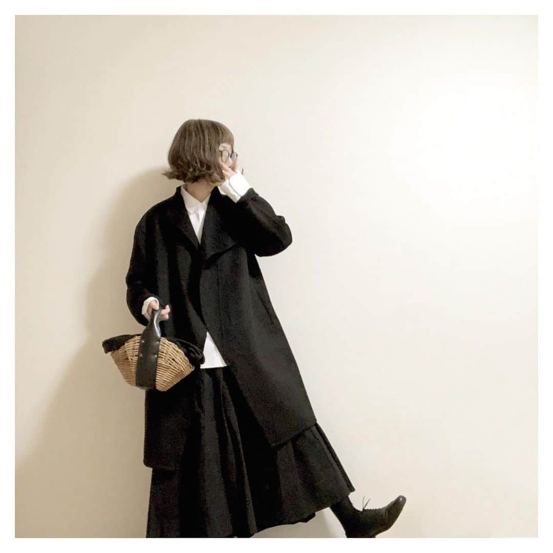 こはるさんのインスタグラム写真 - (こはるInstagram)「・ ・ ニュースで見た＋Jの熱狂ぶり。 ぇ、海外？おもた。← ・ +J オーバーサイズシャツ× +J カシミアブレンドノーカラーコート× 黒キュロット ・ このコートにインナーダウンで真冬でもイケる気がする〜💗 ・ ・ ・ ・ #instafashion #fashion #me #着画 #coat : #uniqlo #プラスJ #shirt : #プラスジェイ #plusj #botoms : #nod #bag : #ebagos #shoes : #chausser #vest : #omnes ⏫ #楽天roomに載せてます #今日のん #今日の服 #オンラインでちょこちょこ再入荷してるからメンズのん追加ゲッツ👉 ・」11月14日 17時39分 - cohalu333