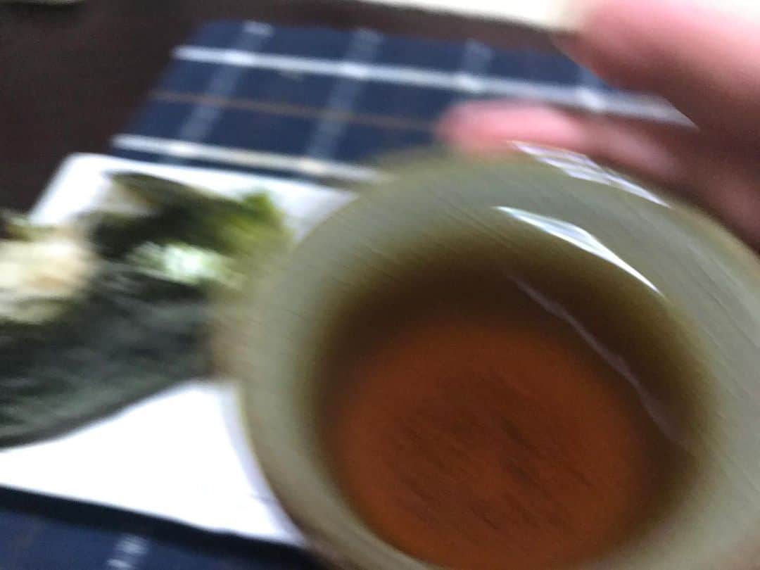 スネオヘアーさんのインスタグラム写真 - (スネオヘアーInstagram)「#スネオヘアー #家飯昼飯 #余ったご飯で #おにぎり #少し古くなった緑茶 #煎じて番茶に #うまい #大根葉とごまのおにぎり  #具は梅干し #suneohair」11月14日 17時43分 - suneohairofficial