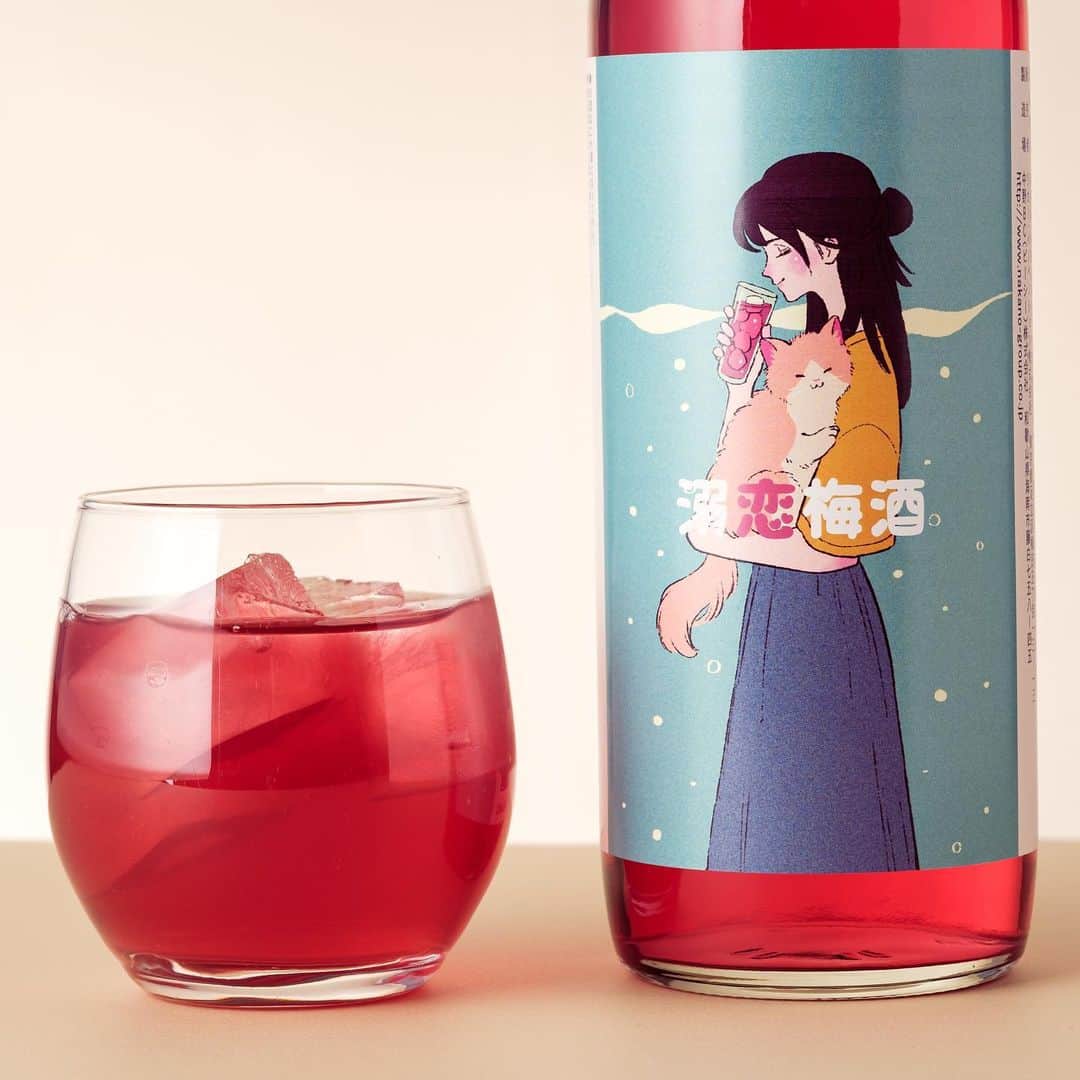 KURAND@日本酒飲み放題さんのインスタグラム写真 - (KURAND@日本酒飲み放題Instagram)「「溺恋梅酒」  独特の世界観とワードセンスで人気を博している 「酒村ゆっけ、」プロデュース！  “梅どころ“和歌山で栽培された最高級の品種である「南高梅」と、 和歌山県の特産物である紫蘇を使用した、 鮮やかな色合いとさわやかな風味の梅酒です✨  食前酒としてロックで、食中はソーダ割りがおすすめです。 さっぱりした料理からガーリックを風味の料理やチーズなど、 どんな料理とも幅広く合わせていただけます😍  世界一のゆっけのサブチャンネル「ゆっけ、の秘密部屋」で動画公開中！ https://www.youtube.com/watch?v=Lu7TSRZtKqw&feature=youtu.be  「酒村ゆっけ、」さんは、「一人飲み」をする様子を 独特の世界観とワードセンスで解説する動画が人気を博している言葉クリエイター。  読めるYouTubeを配信し、映画と本、お酒に溺れる。 各所で話題沸騰中の文化人。 見るとお酒が飲みたくなるような酒テロ系動画を配信中です。  購入特典は、オリジナル「酒村ゆっけ、のコースター」です！  ※受注生産です。12月中旬より順次発送します。  酒類 : 梅酒 産地 : 和歌山県 アルコール度数 : 12% 価格 : ¥2,500(税別)  ———————————————  📷 タグ付け 又は #KURAND のハッシュタグで お写真を紹介させていただくことがございます。  また @kurand_info をタグ付けして投稿してください✨  みなさまの素敵なお写真や、 おいしかった😊など感想コメントもお待ちしてます🙌  ——————————————— KURAND（クランド）は、お酒とワクワクをお届けする、 新しいお酒のオンラインショップです。  お酒に興味がある方は、 このアカウントのプロフィール @kurand_info のURLからオンラインショップへ❗️  オンラインショップのなかで、商品名で検索🤩  ——————————————— #KURAND #クランド #酒村ゆっけ #梅酒 #ひとりのみ女子 #酒テロ #恋心」11月14日 17時52分 - kurand_info