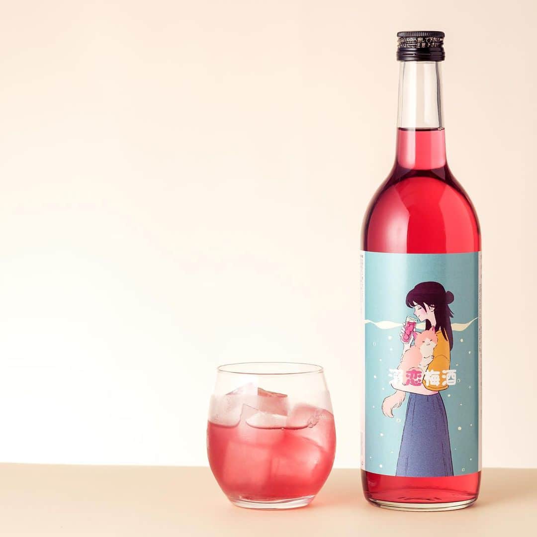KURAND@日本酒飲み放題さんのインスタグラム写真 - (KURAND@日本酒飲み放題Instagram)「「溺恋梅酒」  独特の世界観とワードセンスで人気を博している 「酒村ゆっけ、」プロデュース！  “梅どころ“和歌山で栽培された最高級の品種である「南高梅」と、 和歌山県の特産物である紫蘇を使用した、 鮮やかな色合いとさわやかな風味の梅酒です✨  食前酒としてロックで、食中はソーダ割りがおすすめです。 さっぱりした料理からガーリックを風味の料理やチーズなど、 どんな料理とも幅広く合わせていただけます😍  世界一のゆっけのサブチャンネル「ゆっけ、の秘密部屋」で動画公開中！ https://www.youtube.com/watch?v=Lu7TSRZtKqw&feature=youtu.be  「酒村ゆっけ、」さんは、「一人飲み」をする様子を 独特の世界観とワードセンスで解説する動画が人気を博している言葉クリエイター。  読めるYouTubeを配信し、映画と本、お酒に溺れる。 各所で話題沸騰中の文化人。 見るとお酒が飲みたくなるような酒テロ系動画を配信中です。  購入特典は、オリジナル「酒村ゆっけ、のコースター」です！  ※受注生産です。12月中旬より順次発送します。  酒類 : 梅酒 産地 : 和歌山県 アルコール度数 : 12% 価格 : ¥2,500(税別)  ———————————————  📷 タグ付け 又は #KURAND のハッシュタグで お写真を紹介させていただくことがございます。  また @kurand_info をタグ付けして投稿してください✨  みなさまの素敵なお写真や、 おいしかった😊など感想コメントもお待ちしてます🙌  ——————————————— KURAND（クランド）は、お酒とワクワクをお届けする、 新しいお酒のオンラインショップです。  お酒に興味がある方は、 このアカウントのプロフィール @kurand_info のURLからオンラインショップへ❗️  オンラインショップのなかで、商品名で検索🤩  ——————————————— #KURAND #クランド #酒村ゆっけ #梅酒 #ひとりのみ女子 #酒テロ #恋心」11月14日 17時52分 - kurand_info