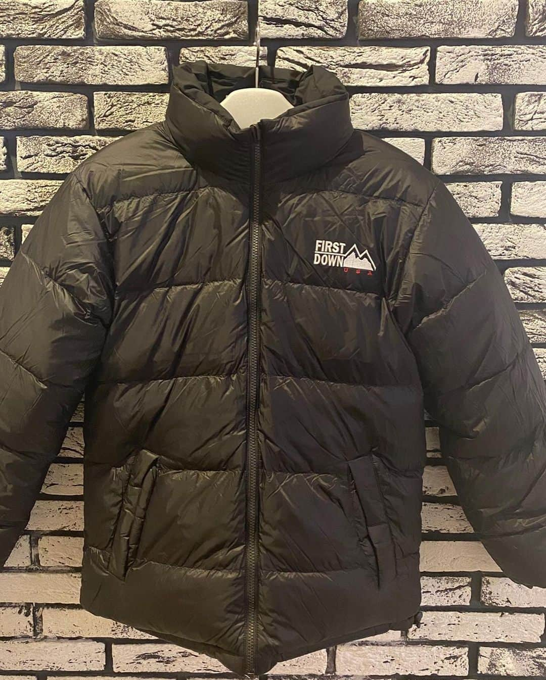 GROW AROUNDさんのインスタグラム写真 - (GROW AROUNDInstagram)「#growaroundnewarrivals  FIRST DOWN DOWN JACKET リバーシブルで着用可能なダウンジャケット入荷してます👍 90年代に絶大な人気を誇った「FIRST DOWN」 Complexが選ぶHIPHOPの歴史上のジャケット20にもランクインしている名門ダウンジャケットブランドです。」11月14日 17時53分 - growaround