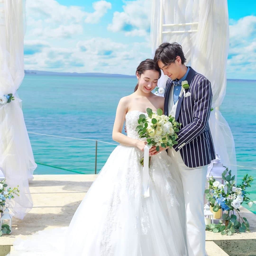家族挙式さんのインスタグラム写真 - (家族挙式Instagram)「✳︎ 沖縄リゾートで結婚式 青い海に浮かぶ“ガゼボ”で おふたりだけの特別な結婚式を♡ ビーチでの前撮りウェディング フォトもおすすめ 国内で最高のリゾートウェディングを♡  会場：#アートグレイス オーシャンフロントガーデンチャペル 沖縄  -------------------  【2020年11月末まで！】  \年内実施の会食•披露宴プランお申し込みで/ ✳︎挙式スナップ写真60カット(77,000円分)プレゼント✳︎ ▽詳しくはTOPのリンクから❁ >>> @kazoku_wedding  -------------------  ❁テレビCM放映中 ▹▸ ”家族挙式ベスト”なら 【挙式・衣裳・美容・写真】が含まれたプランが99,000円〜叶います＊ ▽予約はTOPのリンクから❁ >>> @kazoku_wedding ------------------- #家族挙式 #ベストアニバーサリー #家族 #Family #家族婚 #bestanniversary #少人数婚 #ウェディング #結婚式準備 #結婚式 #フォトウェディング #プレ花嫁 #卒花 #日本中のプレ花嫁さんと繋がりたい #花嫁 #卒花嫁 #国内挙式 #weddingdress #ウェディングドレス #プラコレ #Dressy花嫁 #2020秋婚 #2021春婚 #2021夏婚 #2020冬婚 #リゾート婚 #沖縄 #家族旅行」11月14日 17時46分 - kazoku_wedding
